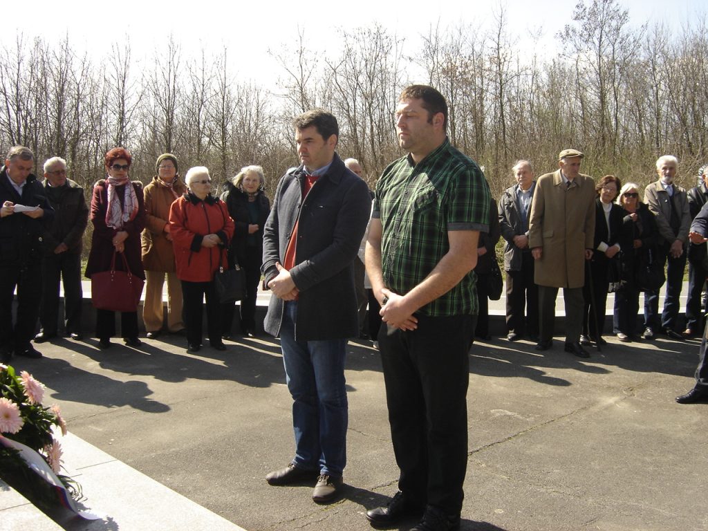 20160319z-vijenac opcine jagodnjak na centralnom spomeniku